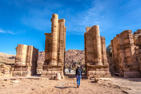 Petra Jordanië Feb 2018 Young Woman Horen Een Hoed Wandelen — Stockfoto