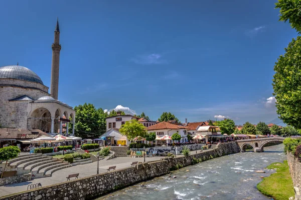 Prizren Kosovo Mai 2018 Ein Breiter Fluss Fließt Vor Einer — Stockfoto