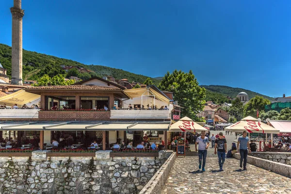 Prizren Kosovo Maio 2018 Turistas Moradores Atravessando Uma Ponte Pedra — Fotografia de Stock