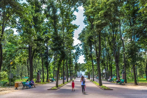 Кишинів Молдавія 2018 Липня Місцеві Жителі Туристи Гуляючи Парку Під — стокове фото