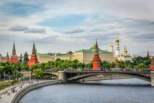 俄罗斯莫斯科 2018年6月5日 俄罗斯夏季从河边的一座桥上看到的克里姆林宫宫殿 — 图库照片