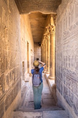 Cairo, Mısır - 2 Kasım 2018 - A turistik bir tapınakta Mısır içinde fotoğraf çekimi şapka giyiyor