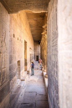Cairo, Mısır - 2 Kasım 2018 - turistler eğleniyor Mısır antik bir tapınak içinde
