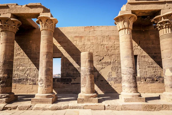 Een Tempel Egypte Een Dag Van Blauwe Hemel — Stockfoto