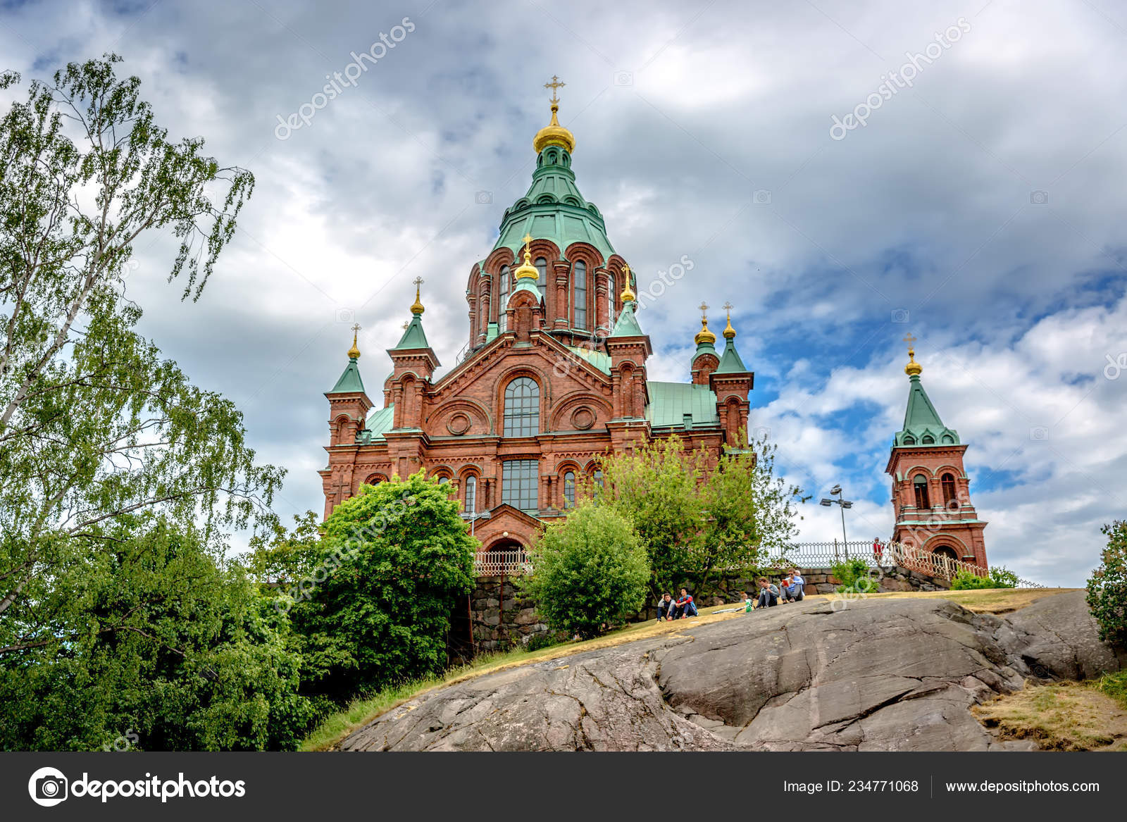 芬兰赫尔辛基2018年6月10日芬兰首都赫尔辛基的一座大型教堂在岩石的顶部有一个绿色的圆顶—— 库存社论照片© lspencer #234771068