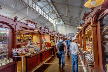 Helsinki, Finlandiya - 10th Haziran 2018 - yerli halk ve turistler eğleniyor Helsinki yerel gıda pazarında