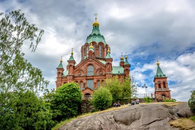 Helsinki, Finlandiya - 10th Haziran 2018 - A büyük kilise Helsinki, Finlandiya'nın başkenti bir kayanın üstünde yeşil bir kubbe ile