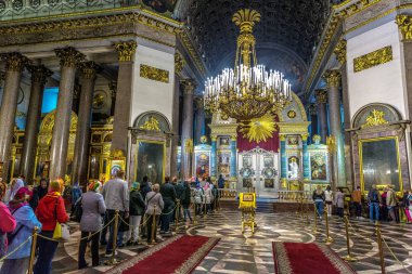 Saint Petersburg, Rusya Federasyonu - 8th Haziran 2018 - büyük bir grup insan bir Ortodoks Kilisesi, Saint Petersburg Rusya içine astar