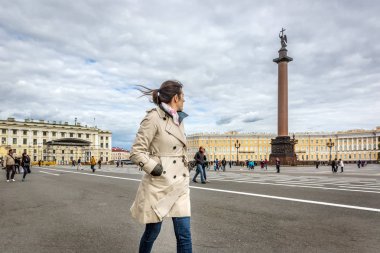 Saint Petersburg, Rusya Federasyonu - 8th Haziran 2018 - bir kadın büyük bir kare, Saint Petersburg Rusya bulutlu bir günde yürüyüş