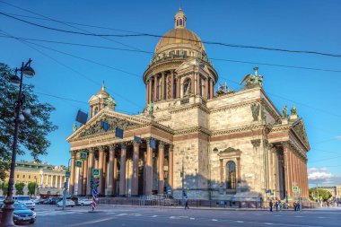 Saint Petersburg, Rusya Federasyonu - 8th Haziran 2018 - Saint Isaac's katedral önünde Rusya'da geçerken kablo hatları ile geç bir öğleden sonra