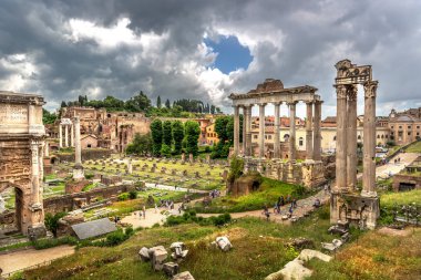 Bulutlu bir günde Roma İtalya'nın antik kalıntılar