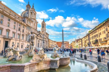 Rome, İtalya - 17th Mayıs 2018 - büyük grup Piazza Navona, güneşli bir gün zevk insan. Büyük buluşma yeri, kare her zaman sokak sanatçıları, ressamlar, turistler ve yerliler ile ip