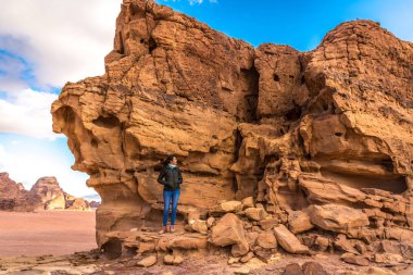 Genç Turizm eğleniyor, Wadi Rum çölün, Ürdün'de bulunan meşhur mekanlar
