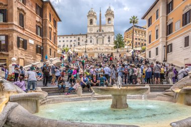 Rome, İtalya - 17th Mayıs 2018 - büyük grup insan Piazza Di Spagna, dünyanın dört bir yanından gelen turistler için popüler bir hedef, güneşli bir gün zevk