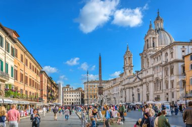 Rome, İtalya - 17th Mayıs 2018 - büyük grup turist Piazza Navona, sıcak güneşli bir gün zevk.