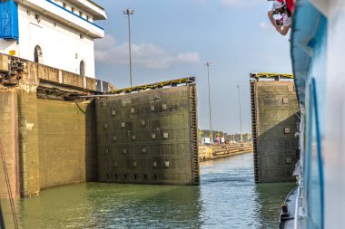 Panama Kanalı, Panama - Mar 11 2018 - Panama Canal adlı bir mavi gökyüzü gün içinde açık olmak kilit kapısı