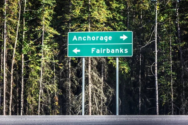 Una Señal Que Muestra Dirección Anchorage Fairbanks Alaska —  Fotos de Stock