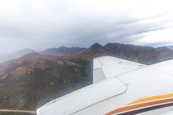 Aereo Privato Che Vola Con Scarsa Visibilità Alaska — Foto Stock