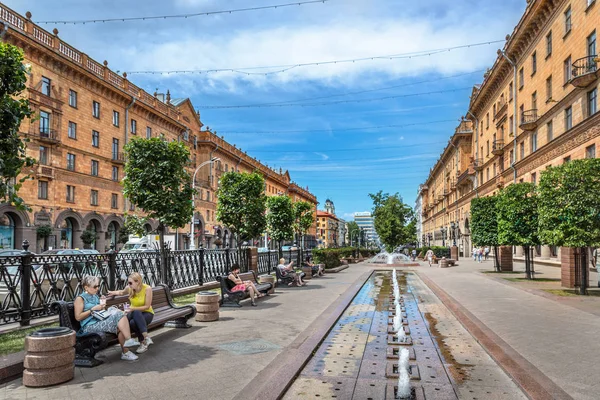 Minsk Vitryssland Juni 2018 Turister Och Lokalbefolkningen Njuter Bred Trottoar — Stockfoto