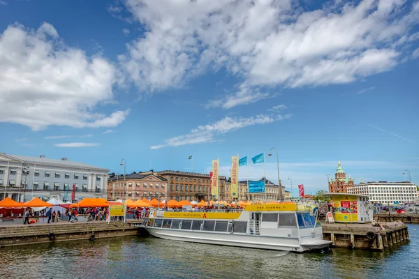 ヘルシンキ フィンランド 2018 大きな観光船ヘルシンキにたくさんの人と地元の市場前駐車場 — ストック写真