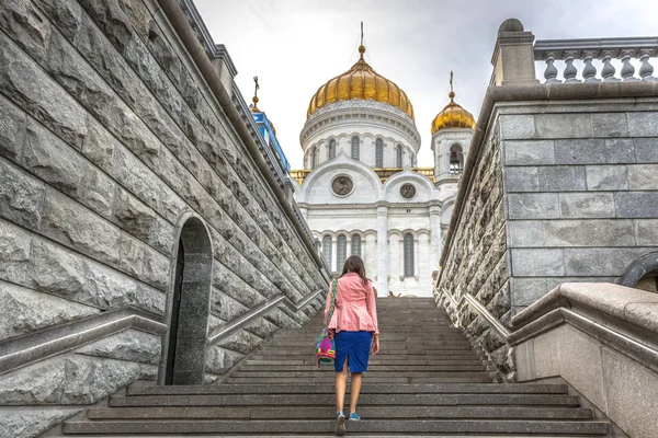 Giovane Donna Che Cammina Una Parte Storica Mosca Con Una — Foto Stock