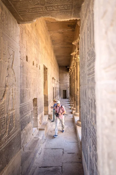 シンベル神殿 エジプト 2018 観光客のエジプトのアブ シンベル神殿の中歩きながら楽しんで — ストック写真