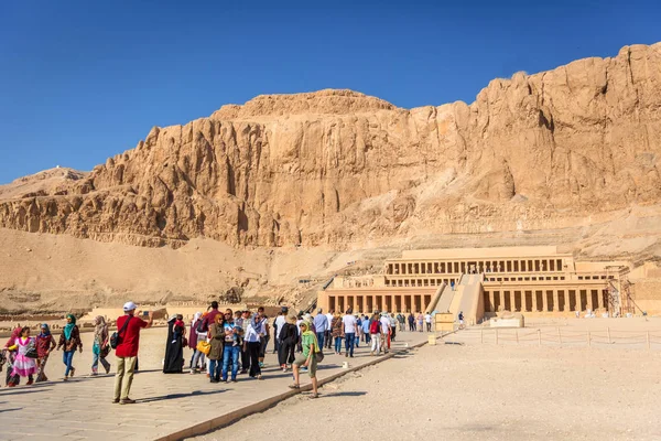 Luxor Egipto Nov 9Th 2018 Gran Grupo Turistas Frente Los —  Fotos de Stock