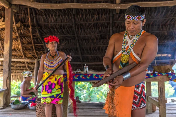 Embera Drua Villiage, Panama - Mar 3rd 2018 - onun geleneksel giysi ve boya içinde Embera Drua Villiage Panama yılında bir yerli çift soyunma
