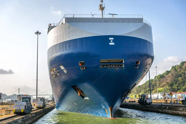 Kanał Panamski Panama 2018 Mar Ogromny Statek Pełen Samochodów Wjeżdżających — Zdjęcie stockowe
