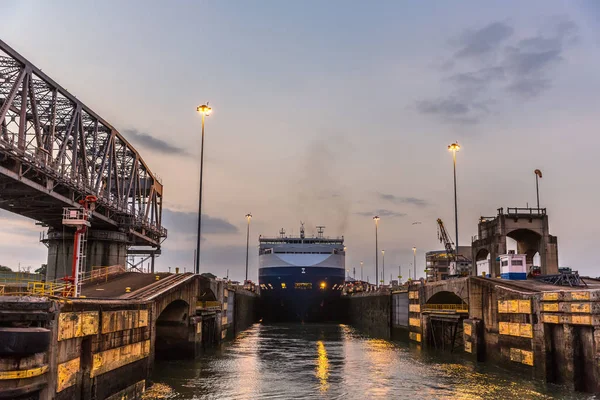 パナマ運河 パナマ 2018 船の車が夜にパナマでパナマ運河でロックを下げて — ストック写真