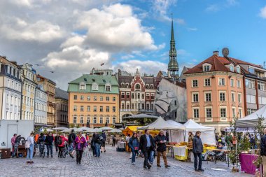 Riga, Letonya - 21st Haziran 2018 - büyük grup turistik ve şehir merkezinde Letonya'da Europe Riga'da yerel bir pazarda yürüyen yerli