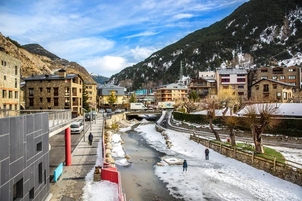 Andorra, Andorra - 4 Aralık 2018 - turistler önünde bir dağın karla bottom otelleri Andorra Avrupa'da kış aylarında eğleniyor