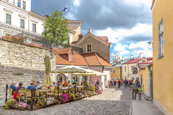 Tallin Estonia Giugno 2018 Turisti Gente Del Posto Pranzano Affascinante — Foto Stock