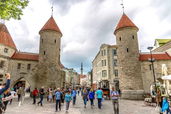 Tallin Estonia Giugno 2018 Turisti Gente Del Posto Passeggiano Attraverso — Foto Stock