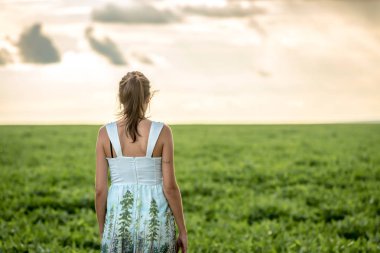 Brezilya'da giyimli kadın büyük soya kırpma ile bir gün batımı rahat