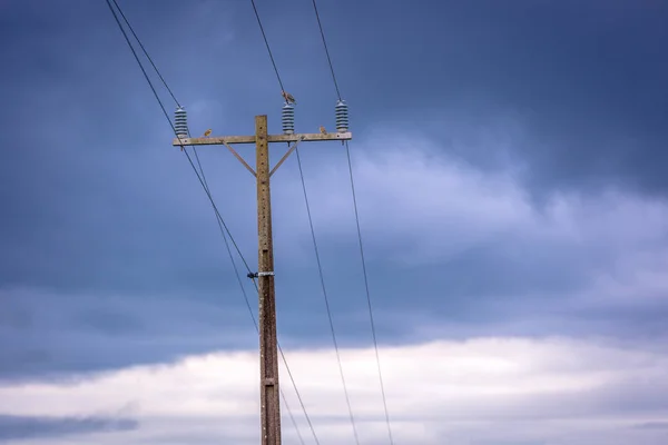 Ein Strommast Einem Bewölkten Himmel — Stockfoto