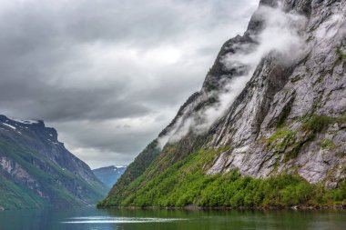 Norveç fiyortları bulutlu, bulutlu bir günde
