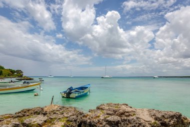 Bayahibe, Dominik Cumhuriyeti - 22 Temmuz 2018 - A yerel balık tekne Dominik Cumhuriyeti Bayahibe bölgede bir yeşil renk denizde