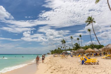 Bayahibe, Dominik Cumhuriyeti - 22 Temmuz 2018 - turistler önünde Dominik Cumhuriyeti Iberia beldesinde Bayahibe plaj keyfi