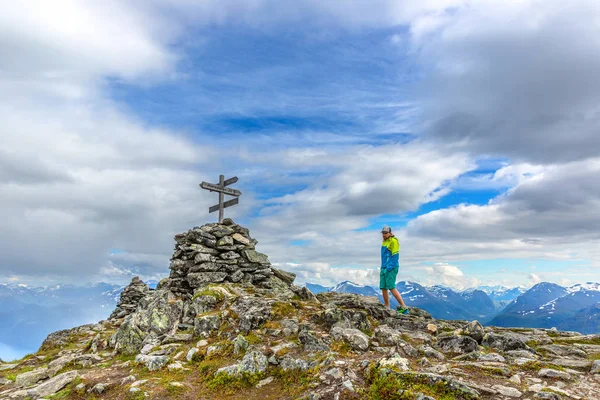 Stranda Noruega Junio 2018 Una Guía Senderismo Cumbre Una Montaña — Foto de Stock