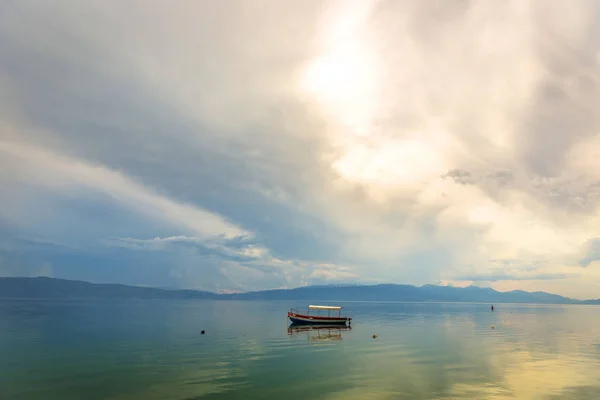 Barco Solitario Lago Ohrid Con Reflejo Agua Cielo Nublado Una — Foto de Stock