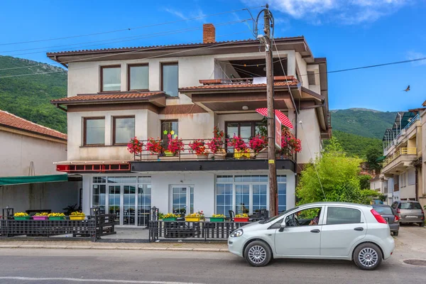Ochryda Macedonia Maja 2018 Turystyczna Car Parking Przed Lokalnym Domu — Zdjęcie stockowe
