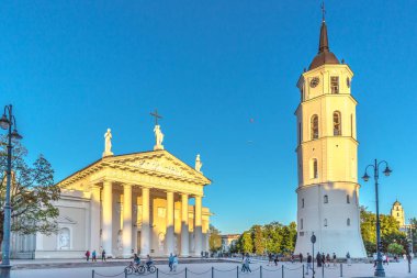 Vilnius, Litvanya - 20 Haziran 2018 - turistler ve yerliler için şehir Vilnius büyük bir kilise önünde Vilnius, mavi gökyüzü günde yürüyüş