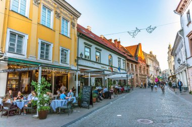 Vilnius, Litvanya - 20 Haziran 2018 - turistler ve yerliler için bir mavi gökyüzü günde Vilnius turistik kısmında bir restoranda akşam yemeği