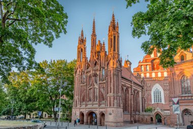 Vilnius, Litvanya - 20 Haziran 2018 - St. Anne's kilise çevresinde bazı turistler Litvanya geç bir gün batımı ışık ile