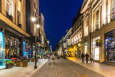 Vilnius, Litvanya - 20 Haziran 2018 - turistler ve yerliler için gece Vilnius oteli şehir merkezinde, bir alan mağazalar ve restoranlarla dolu zevk