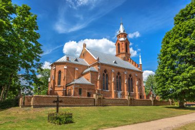 Bir Katolik kilisesinde bir mavi gökyüzü gün Litvanya
