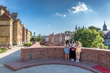 Varşova, az pişmiş domuz sosisi - 10th Temmuz 2018 - turistler eğleniyor sıcak bir öğleden sonra Varşova yılında Avrupa'nın az pişmiş domuz sosisi