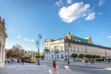 Varşova, Polonya - 10th Temmuz 2018 - turist bir ikindi Varşova eski kasaba büyük meydanda eğleniyor