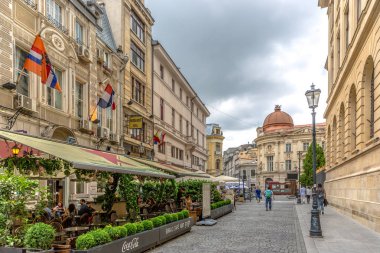 Bucharest, Romanya - 6th Temmuz 2018 - turist Romanya eski şehir Avrupa'nın içinde güzel bir restoranda öğle yemeği